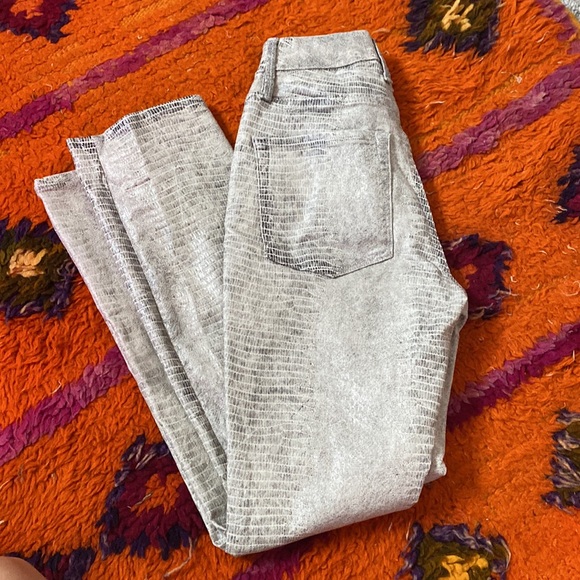 Good American snake print jeans fits like 25 - Picture 6 of 6